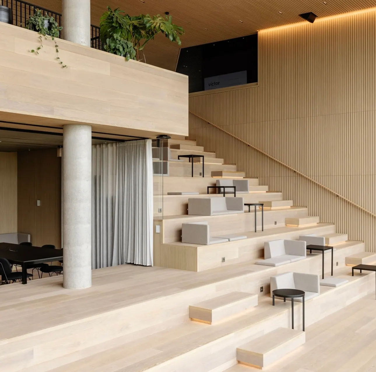 rWood Groove — panneaux bois rainurés, chêne & noyer — installation de projet 1